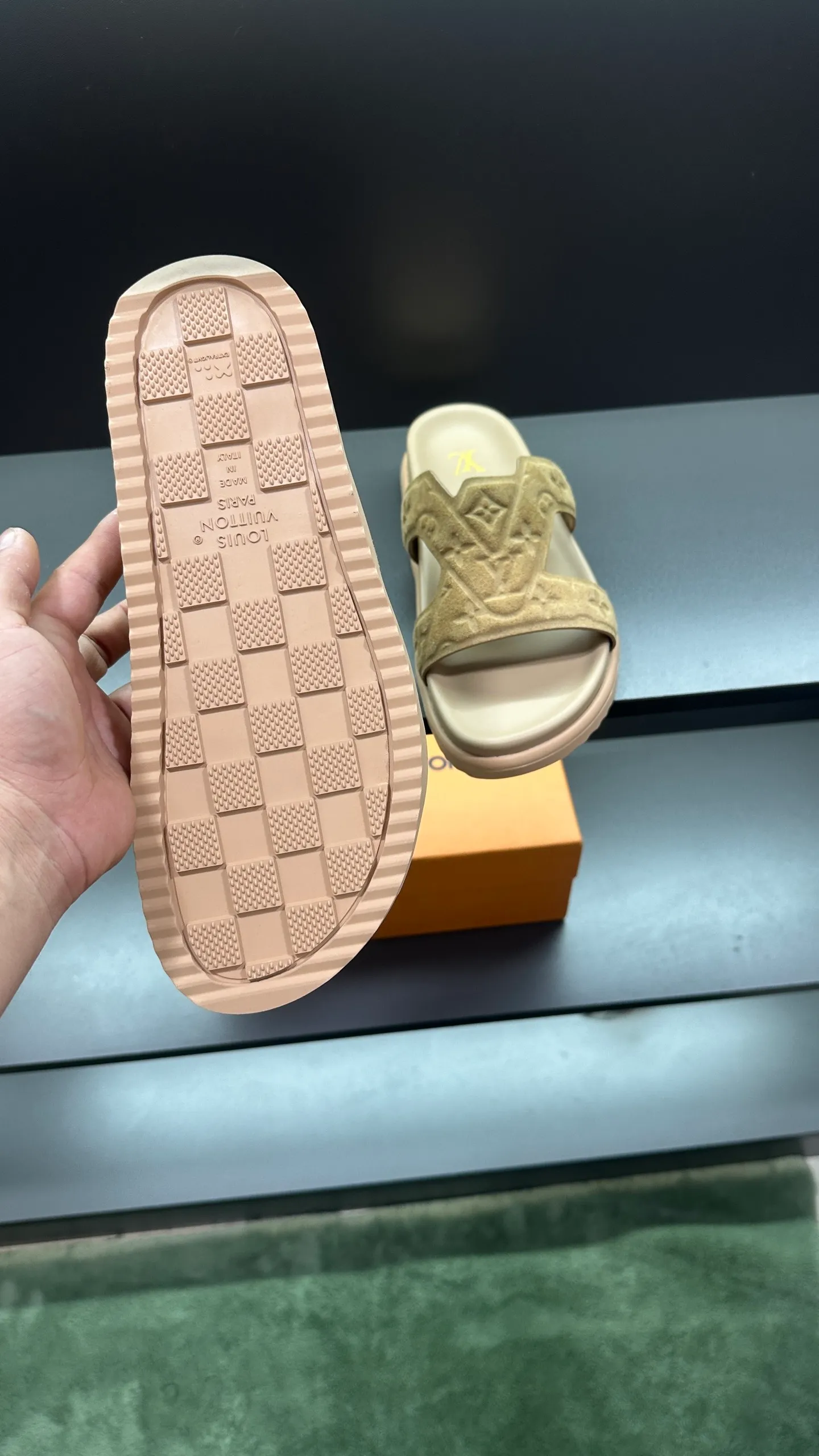P320 🔍LV Men's Spring and Summer Slippers Counter Synchronization. The uppers are imported cowhide fabric from Italy, with logo graphics and high-quality craftsmanship. The soles are: original soles specially provided by the original factory. The exclusive movable molded soles are super comfortable. The original factory follows the order. 🔍🔍High quality. You can enter and leave the counter at will. Welcome to compare. Code number 38-45 No. 058